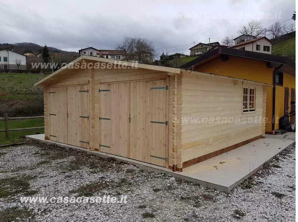 Basculanti rivestite in legno coibentate con portellino a Bergamo